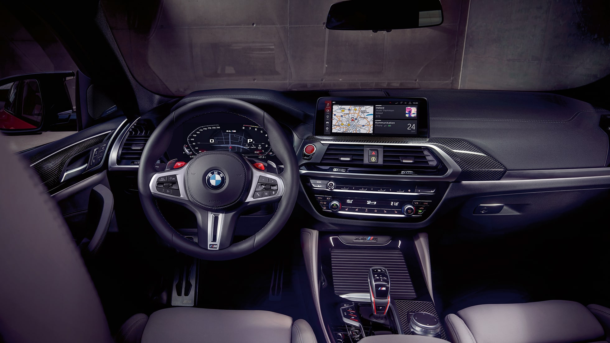 BMW X4 M Competition, exkluzívny kokpit. BMW X4 M Competition, interiér, exkluzívny kokpit s M športovými sedadlami M koženým volantom.