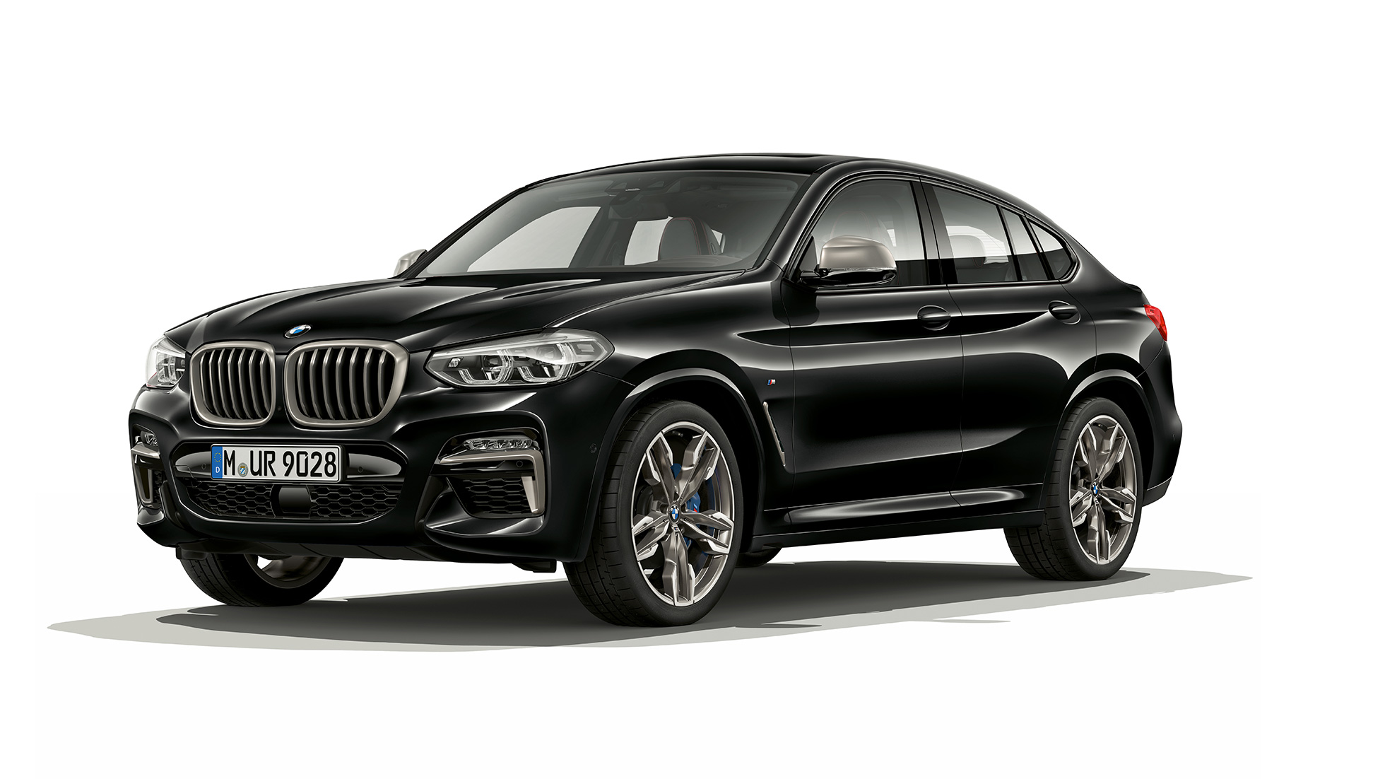 BMW X4 M40i a BMW X4 M40d, trojštvrťový predný pohľad. BMW X4 M40i a BMW X4 M40d v metalickej farbe Black Sapphire, exteriér, trojštvrťový predný pohľad.