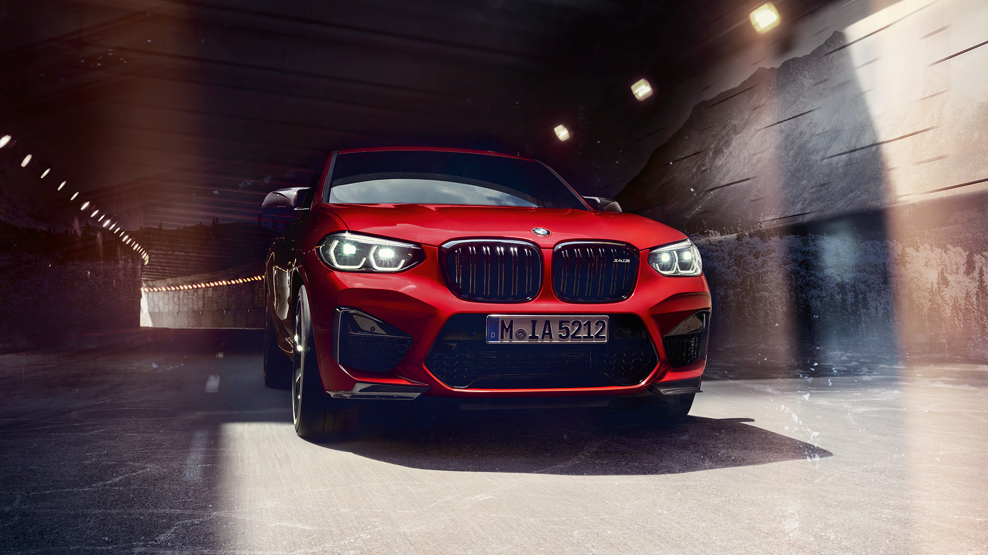 BMW X4 M Competition, trojštvrťový predný pohľad. BMW X4 M Competition v metalickej farbe Toronto Red, exteriér, trojštvrťový predný pohľad.
