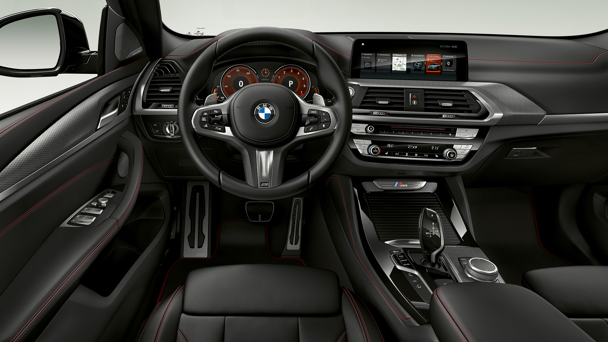 BMW X4 M40i a BMW X4 M40d, kokpit. BMW X4 M40i a BMW X4 M40d, interiér, kokpit so športovými sedadlami a M koženým volantom.