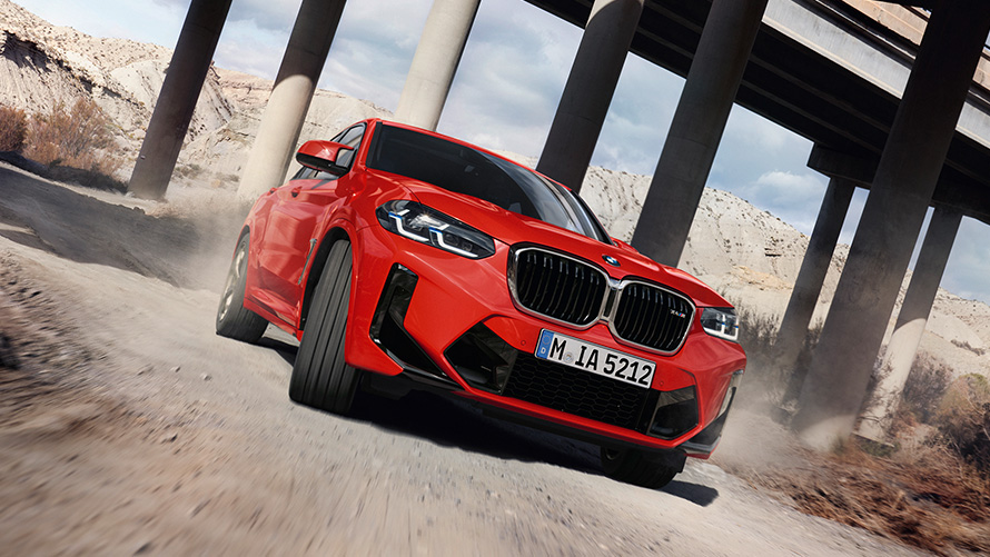 BMW X4 M F98 LCI Facelift 2021 metalíza Toronto Red predobočný pohľad pred piliermi mosta