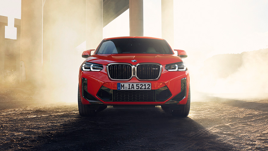 BMW X4 M F98 LCI Facelift 2021 metalíza Toronto Red predný pohľad pred piliermi mosta
