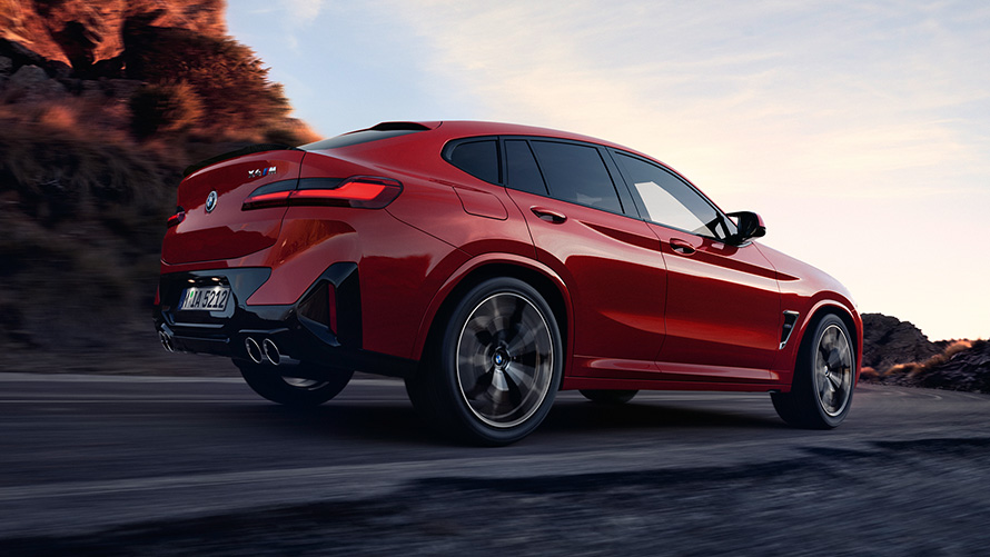 BMW X4 M F98 LCI Facelift 2021 metalíza Toronto Red zadobočný pohľad jazdný na ceste