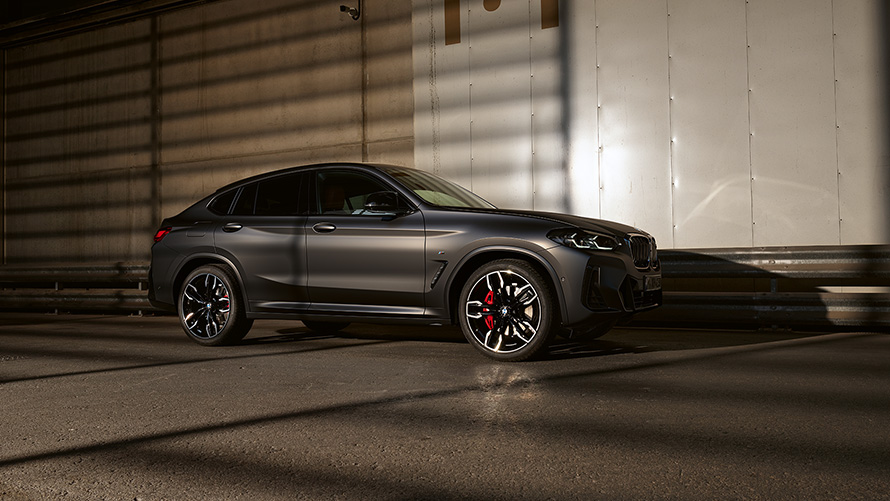 BMW X4 M40i G02 LCI 2021 Facelift bočný pohľad pred lesklou stenou