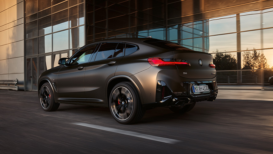 BMW X4 M40i G02 LCI 2021 Facelift zadobočný pohľad pred sklenenou fasádou