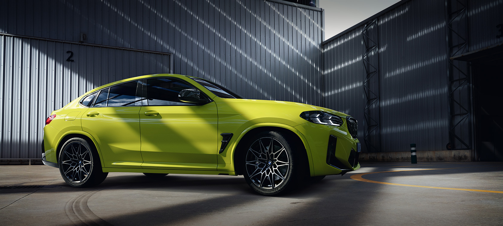 BMW X4 M Competition F98 LCI Facelift 2021 Sao Paulo Yellow bočný pohľad v hale
