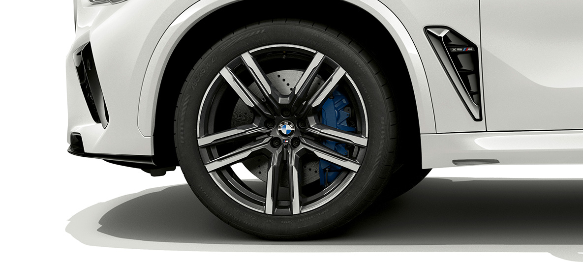 21-palcové M disky kolies z ľahkej zliatiny Bicolor Orbitgrey BMW X5 M 21-palcové M disky kolies z ľahkej zliatiny Bicolor Orbitgrey BMW X5 M Mineral white F95 detail