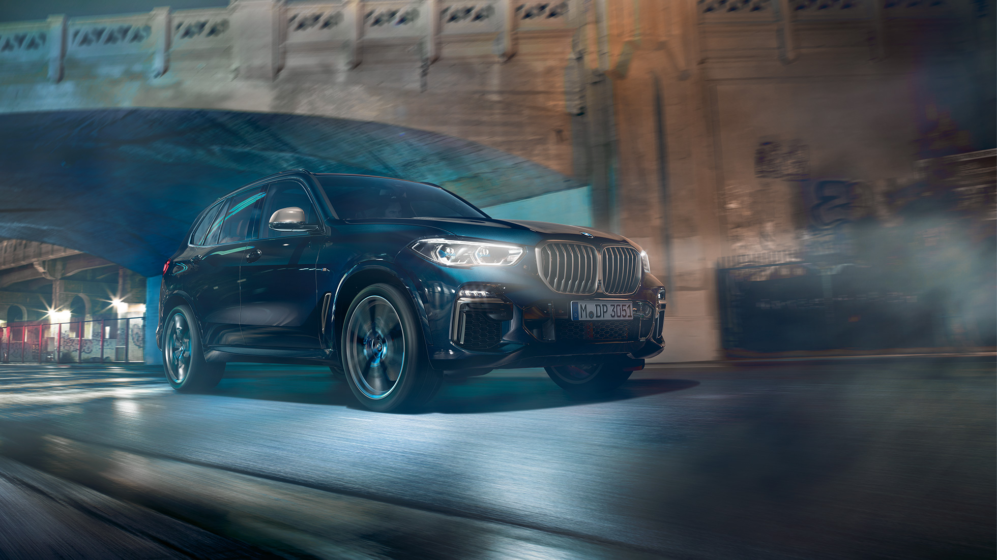 BMW X5 M50i s 8-valcovým benzínovým motorom M TwinPower Turbo BMW X5 M50i s 8-valcovým benzínovým motorom M TwinPower Turbo G05 metalíza Carbon black trojštvrťový bočný pohľad