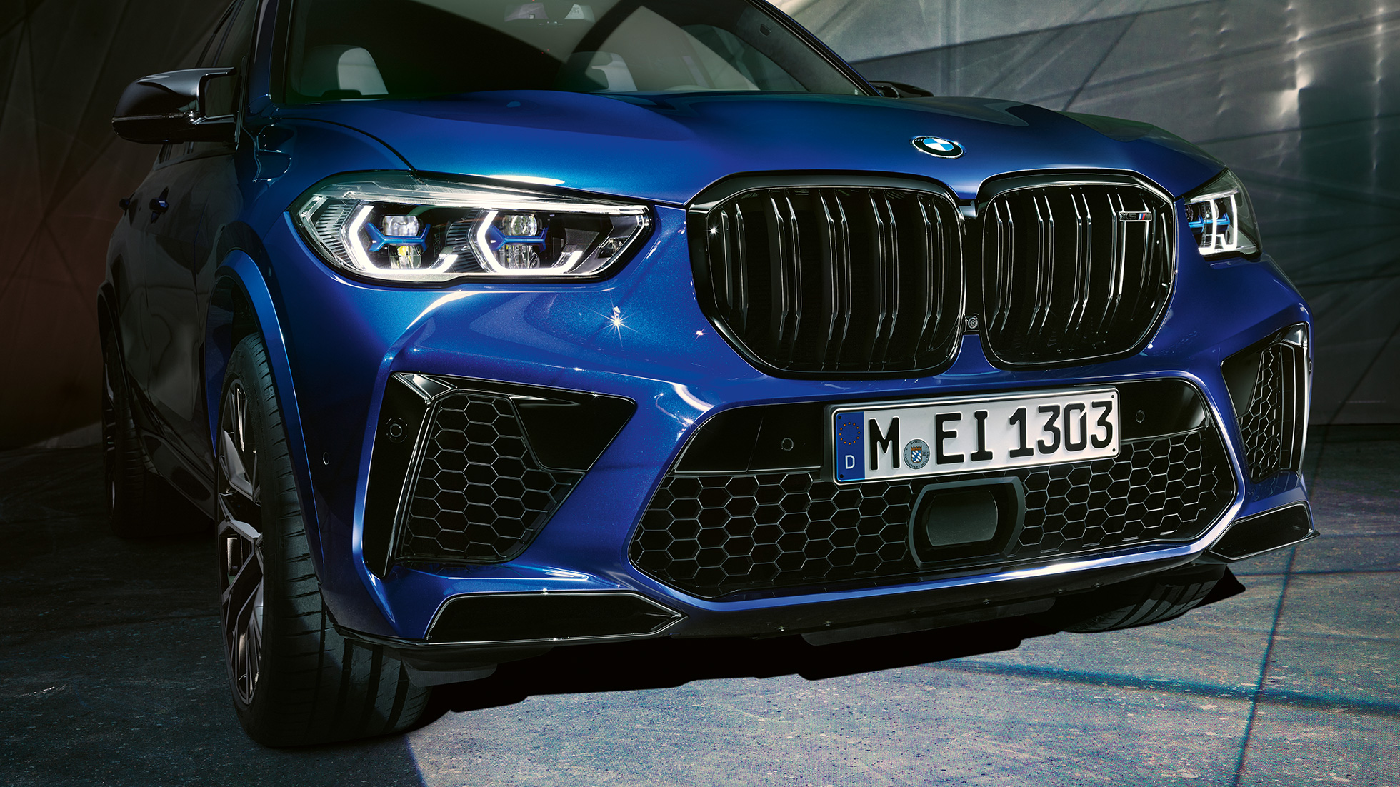 M dvojitá mriežka chladiča BMW X5 M Competition M dvojitá mriežka chladiča BMW X5 M Competition F95 v metalickej farbe Marina Bay Blue detail prednej časti