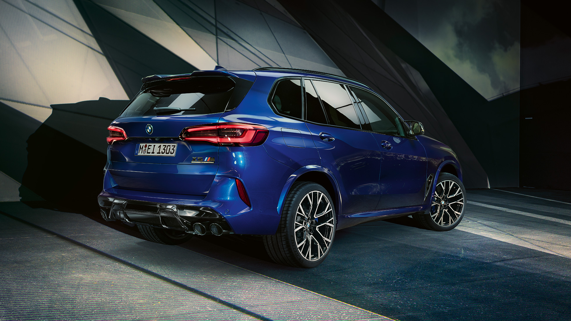 BMW X5 M Competition, trojštvrťový zadný pohľad BMW X5 M Competition s M Sport výfukovým systémom F95 v metalickej farbe Marina Bay Blue trojštvrťový zadný pohľad