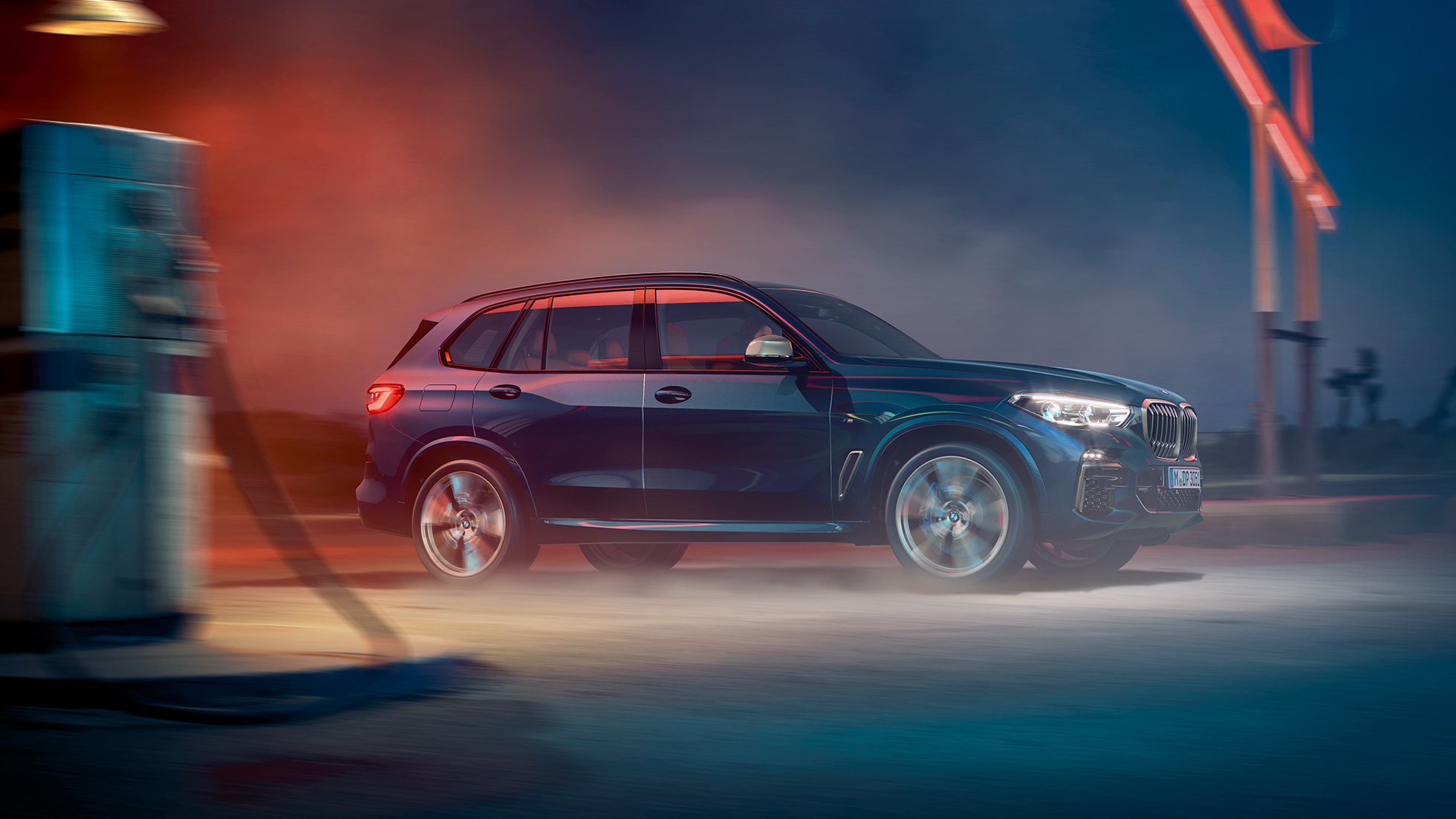 BMW X5 M50i bočný pohľad BMW X5 M50i G05 M disky z ľahkej zliatiny metalíza Carbon Black bočný pohľad
