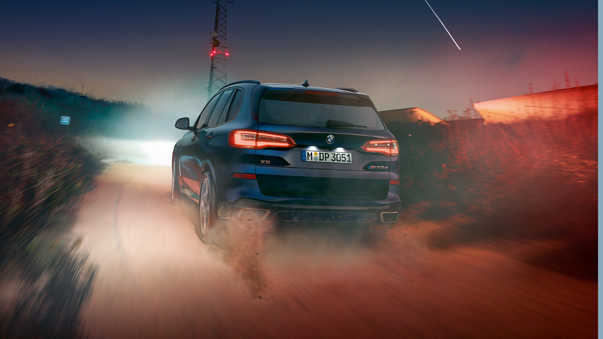 BMW X5 M50i zadný pohľad BMW X5 M50i M strešný spojler G05 metalíza Carbon Black zadný pohľad