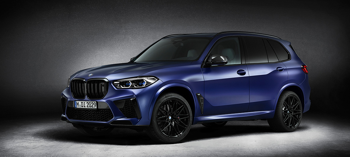 BMW X5 M First Edition F95 2020 BMW Individual špeciálna metalíza Frozen Marina Bay Blue predobočný pohľad BMW X5 M First Edition F95 2020 BMW Individual špeciálna metalíza Frozen Marina Bay Blue predobočný pohľad