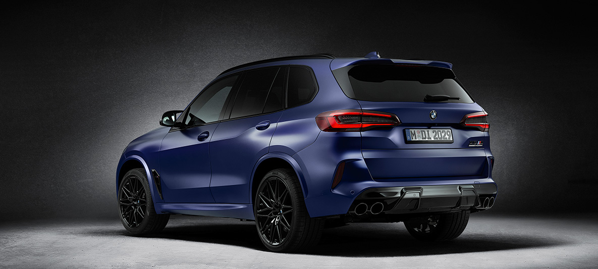 BMW X5 M First Edition F95 2020 BMW Individual špeciálna metalíza Frozen Marina Bay Blue zadobočný pohľad BMW X5 M First Edition F95 2020 BMW Individual špeciálna metalíza Frozen Marina Bay Blue zadobočný pohľad