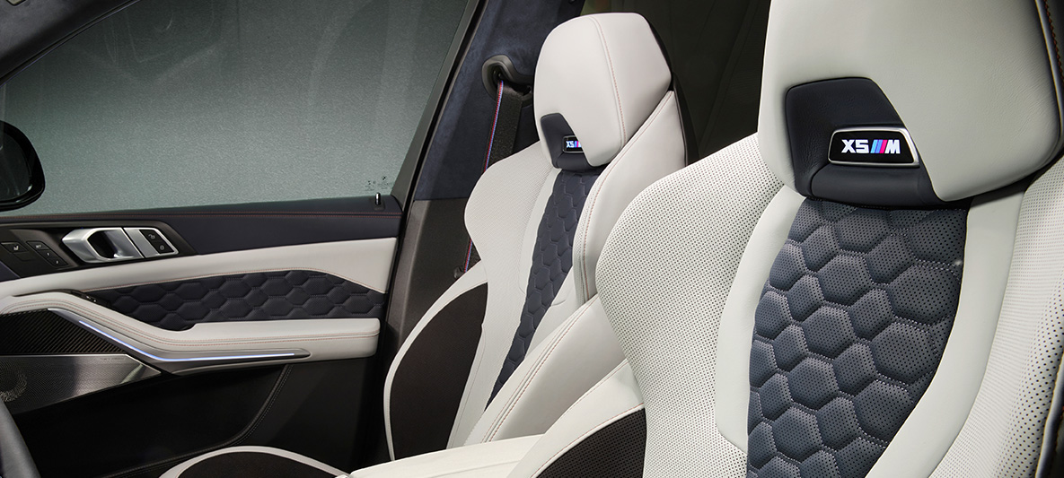 BMW X5 M First Edition F95 2020 interiér multifunkčné sedadlá celokožené čalúnenie kombinácia Merino/Alcantara Silverstone/Night Blue BMW X5 M First Edition F95 2020 interiér multifunkčné sedadlá celokožené čalúnenie kombinácia Merino/Alcantara Silverstone/Night Blue