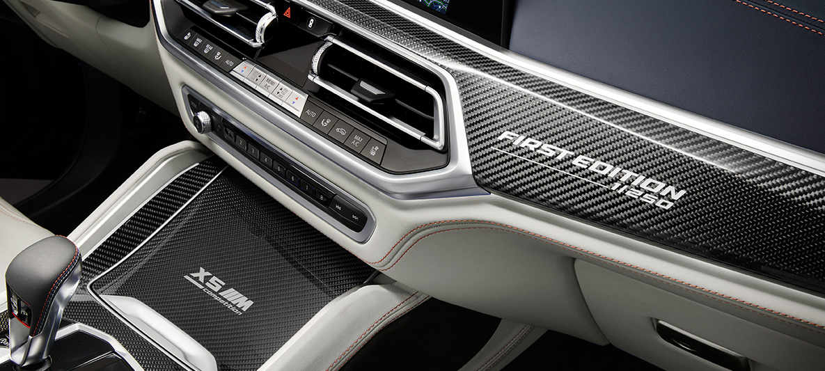 BMW X5 M First Edition F95 2020 interiér interiérové lišty Carbon Fibre s nápisom „First Edition“ BMW X5 M First Edition F95 2020 interiér interiérové lišty Carbon Fibre s nápisom „First Edition“