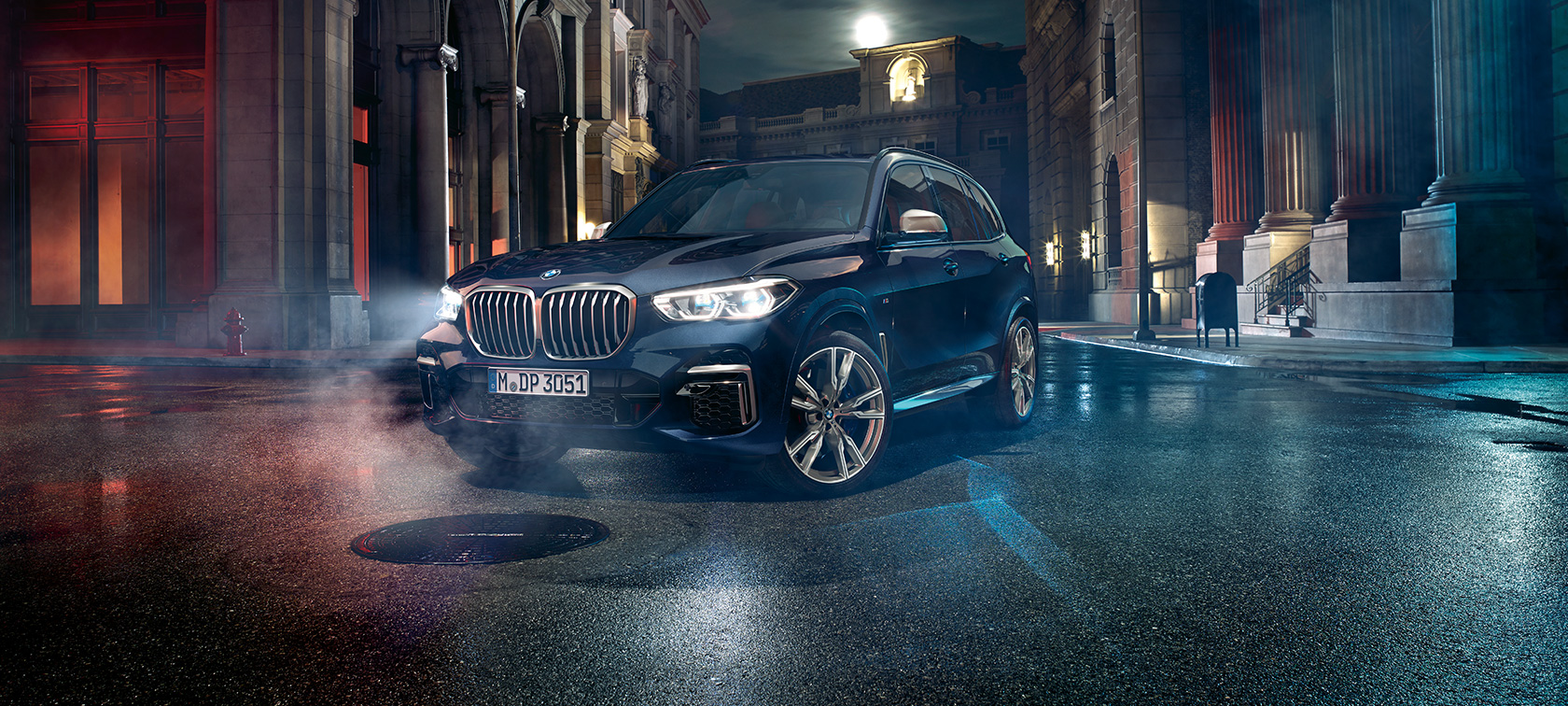 BMW X5 M50i a M50d predobočný pohľad G05 BMW X5 M50i a M50d G05 2018 SUV metalíza Carbon Black predobočný pohľad