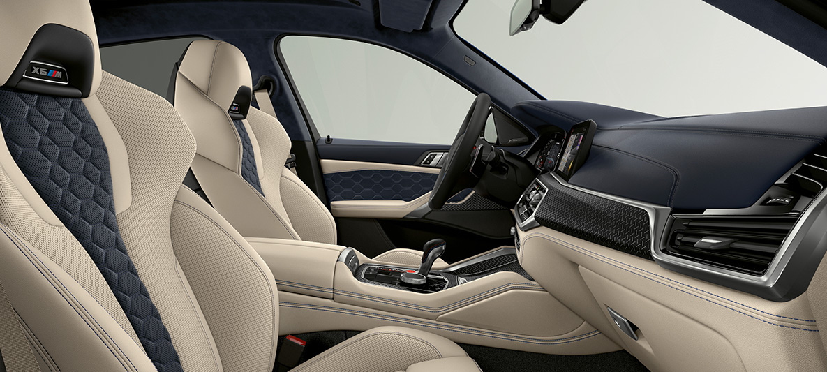 BMW X6 M Individual F96 2020 interiér BMW X6 M Individual F96 2020 interiér M multifunkčné sedadlá s logom X6 M