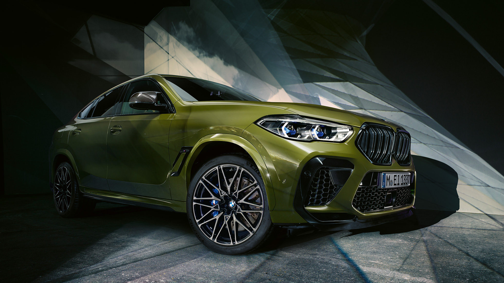Dizajn exteriéru BMW X6 M Competition Dizajn exteriéru BMW X6 M Competition F96 2020 BMW Individual špeciálny lak Urban Green predobočný pohľad