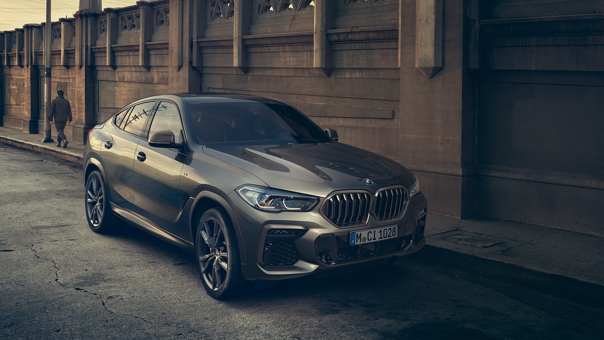 BMW X6 M50i s benzínovým 8-valcom M TwinPower Turbo BMW X6 M50i s benzínovým 8-valcom M TwinPower Turbo G06 metalíza Manhattan bočný pohľad