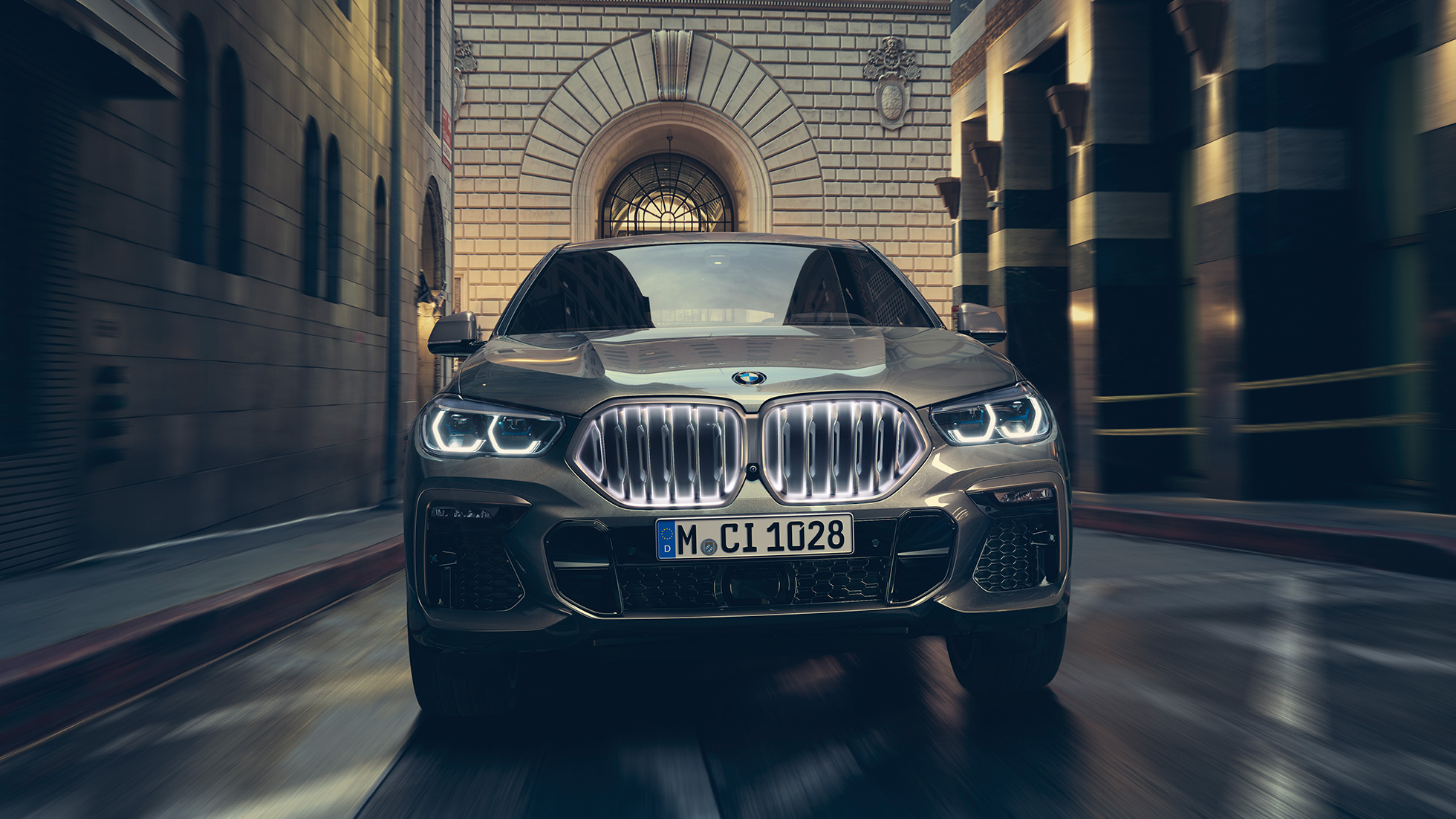 BMW X6 M50i s benzínovým 8-valcom M TwinPower Turbo BMW X6 M50i s benzínovým 8-valcom M TwinPower Turbo G06 metalíza Manhattan predný pohľad