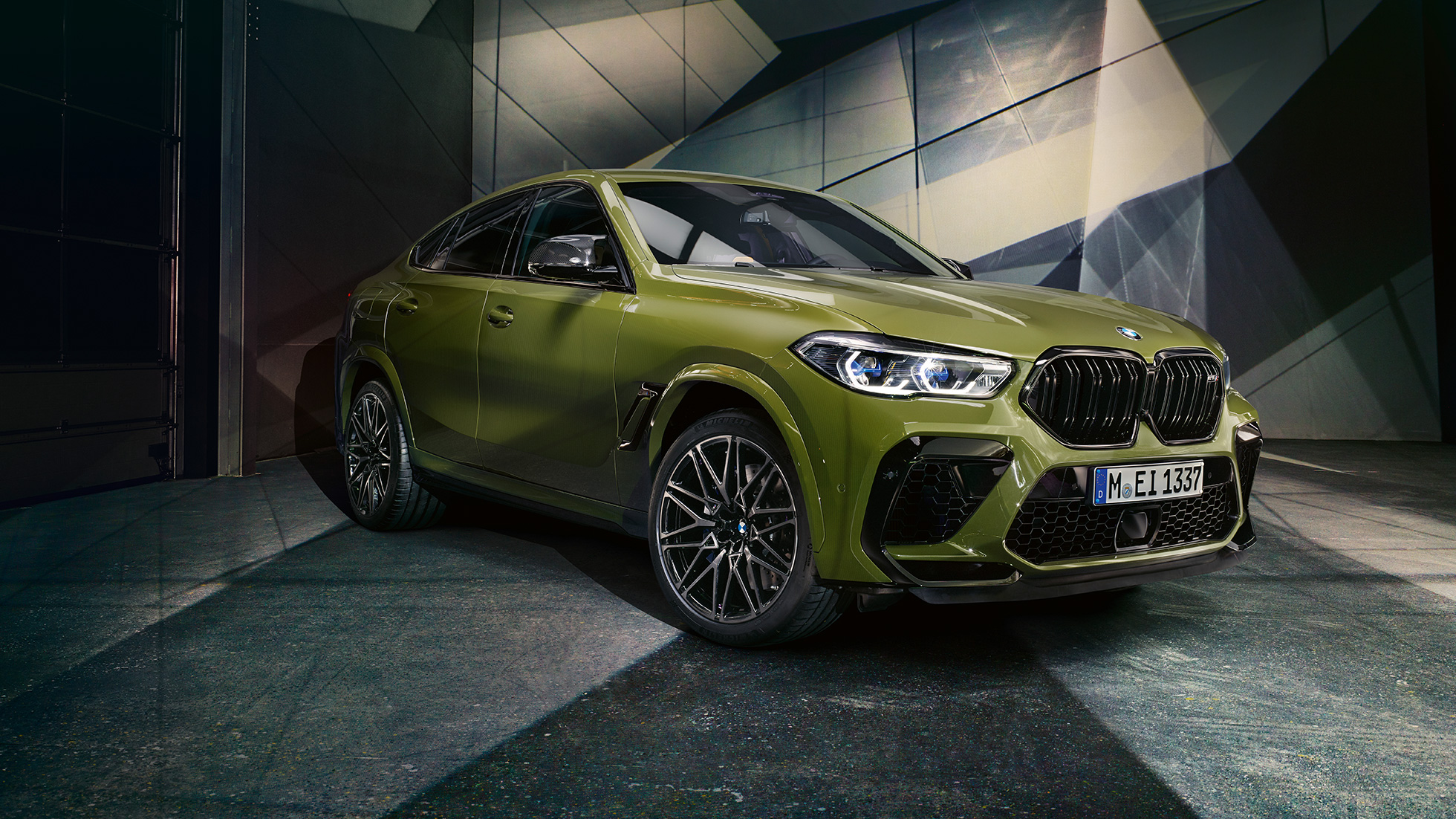 M obličky BMW X6 M Competition M obličky BMW X6 M Competition F96 BMW Individual špeciálny lak Urban Green predobočný záber