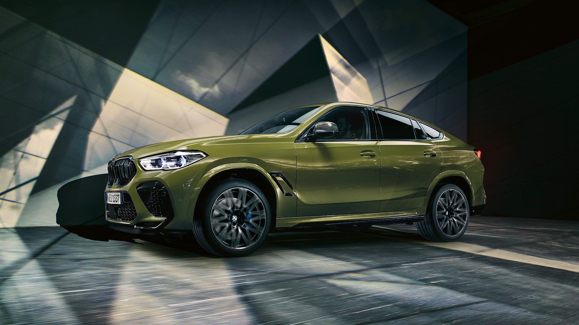 BMW X6 M Competition bočný pohľad BMW X6 M Competition s M diskami z ľahkej zliatiny F96 BMW Individual špeciálny lak Urban Green bočný pohľad