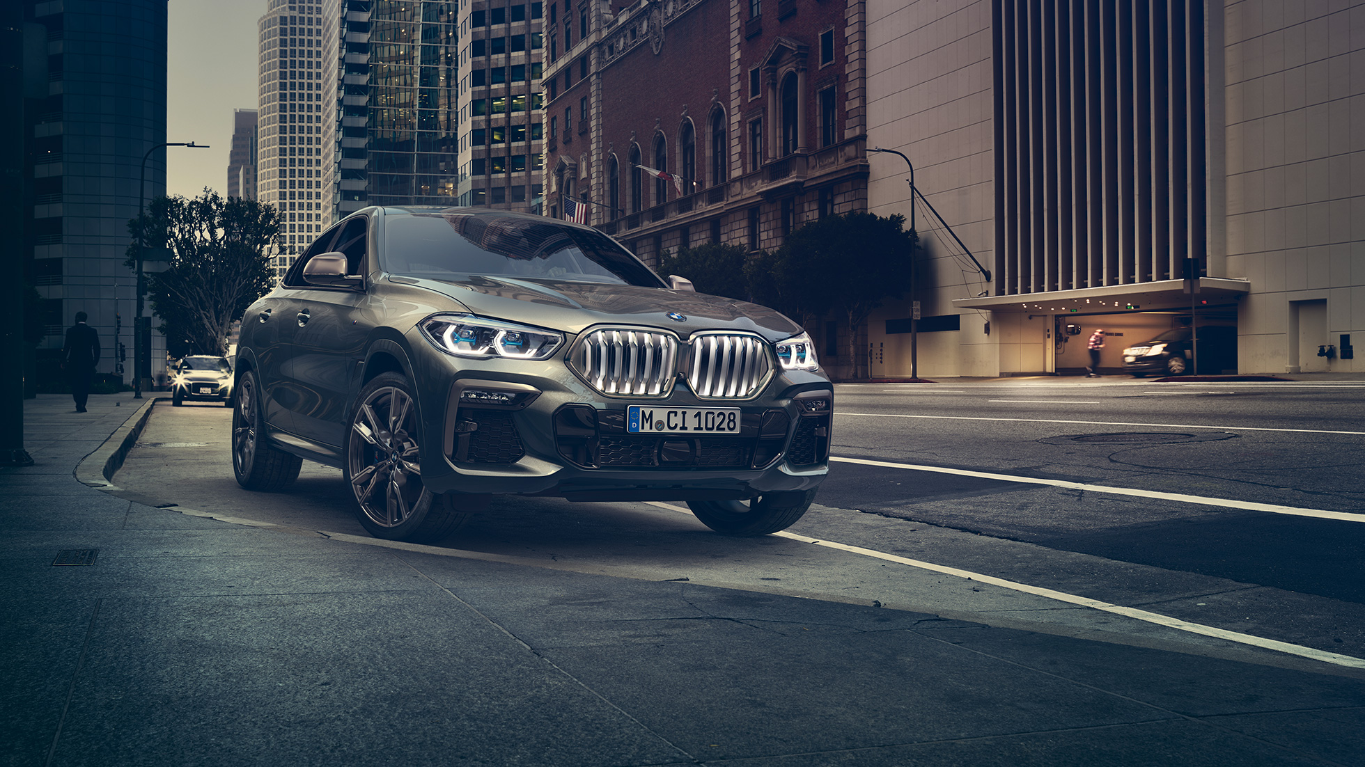 BMW X6 M50i statický pohľad BMW X6 M50i statický predobočný pohľad v mestskom prostredí