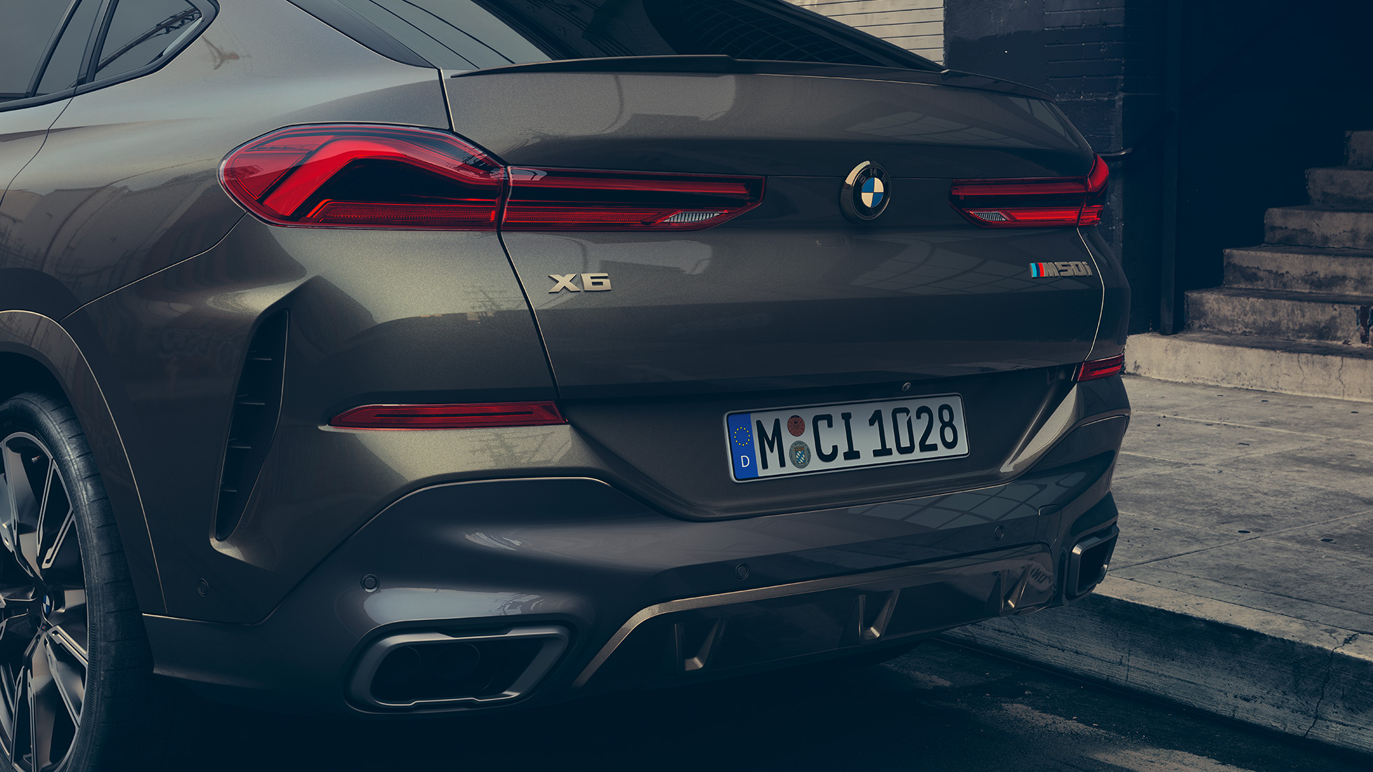 BMW X6 M50i zadné partie Detailný pohľad na zadné partie BMW X6 M50i