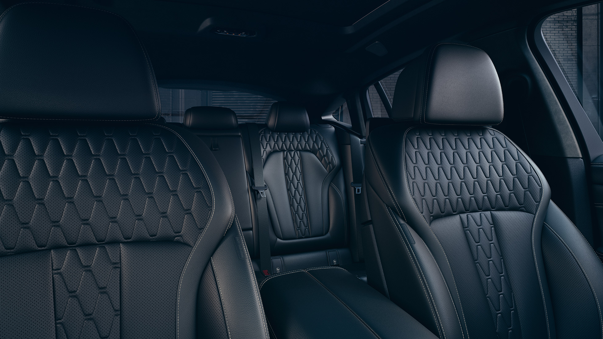 Športové sedadlá BMW X6 M50i Interiér so zameraním na športové sedadlá BMW X6 M50i
