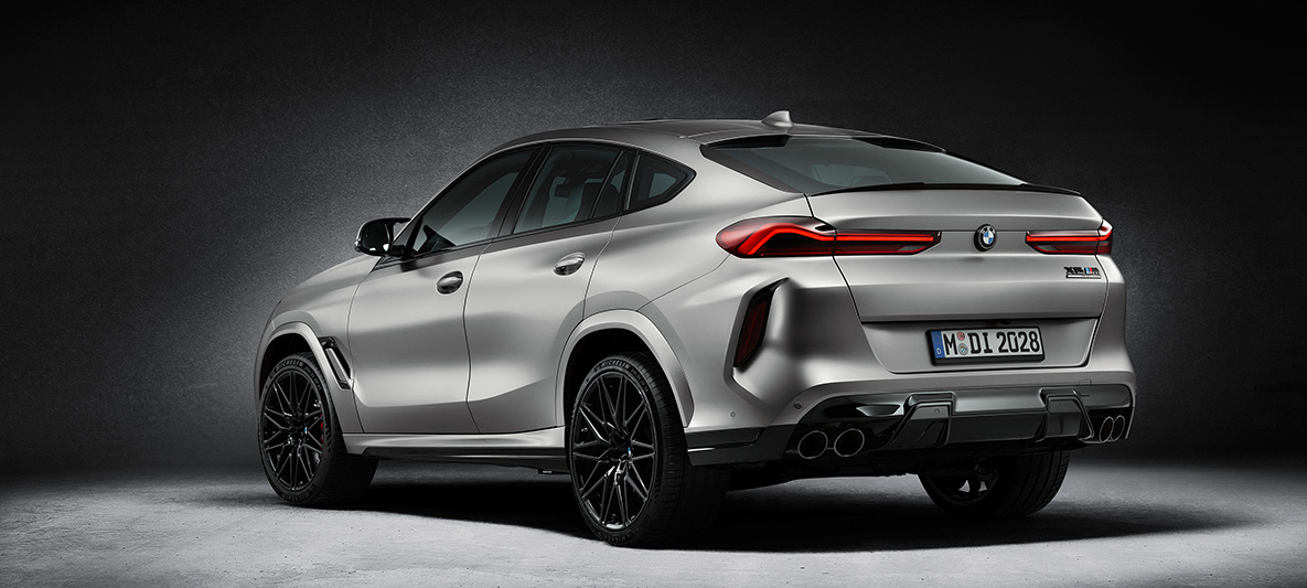 BMW X6 M First Edition F96 2020 BMW Individual špeciálna metalíza Frozen Dark Silver zadobočný pohľad BMW X6 M First Edition F96 2020 BMW Individual špeciálna metalíza Frozen Dark Silver zadobočný pohľad