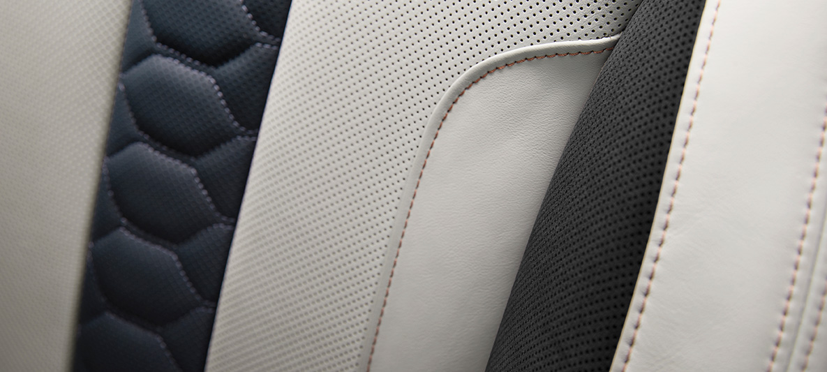 BMW X6 M First Edition F96 2020 interiér multifunkčné sedadlá celokožené čalúnenie kombinácia Merino/Alcantara Silverstone/Night Blue kontrastné prešívanie Sakhir Orange detailný pohľad BMW X6 M First Edition F96 2020 interiér multifunkčné sedadlá celokožené čalúnenie kombinácia Merino/Alcantara Silverstone/Night Blue kontrastné prešívanie Sakhir Orange detailný pohľad