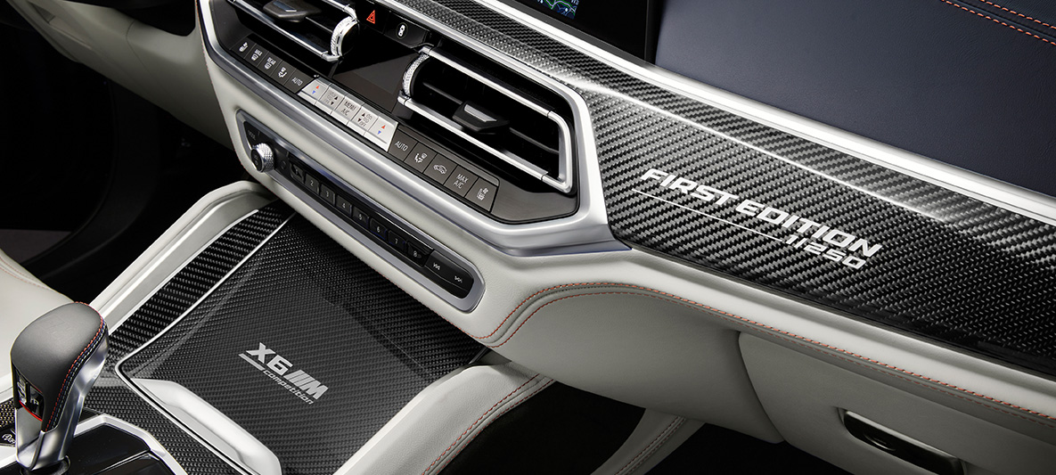 BMW X6 M First Edition F96 2020 interiér interiérové lišty Carbon Fibre s nápisom „First Edition“ BMW X6 M First Edition F96 2020 interiér interiérové lišty Carbon Fibre s nápisom „First Edition“