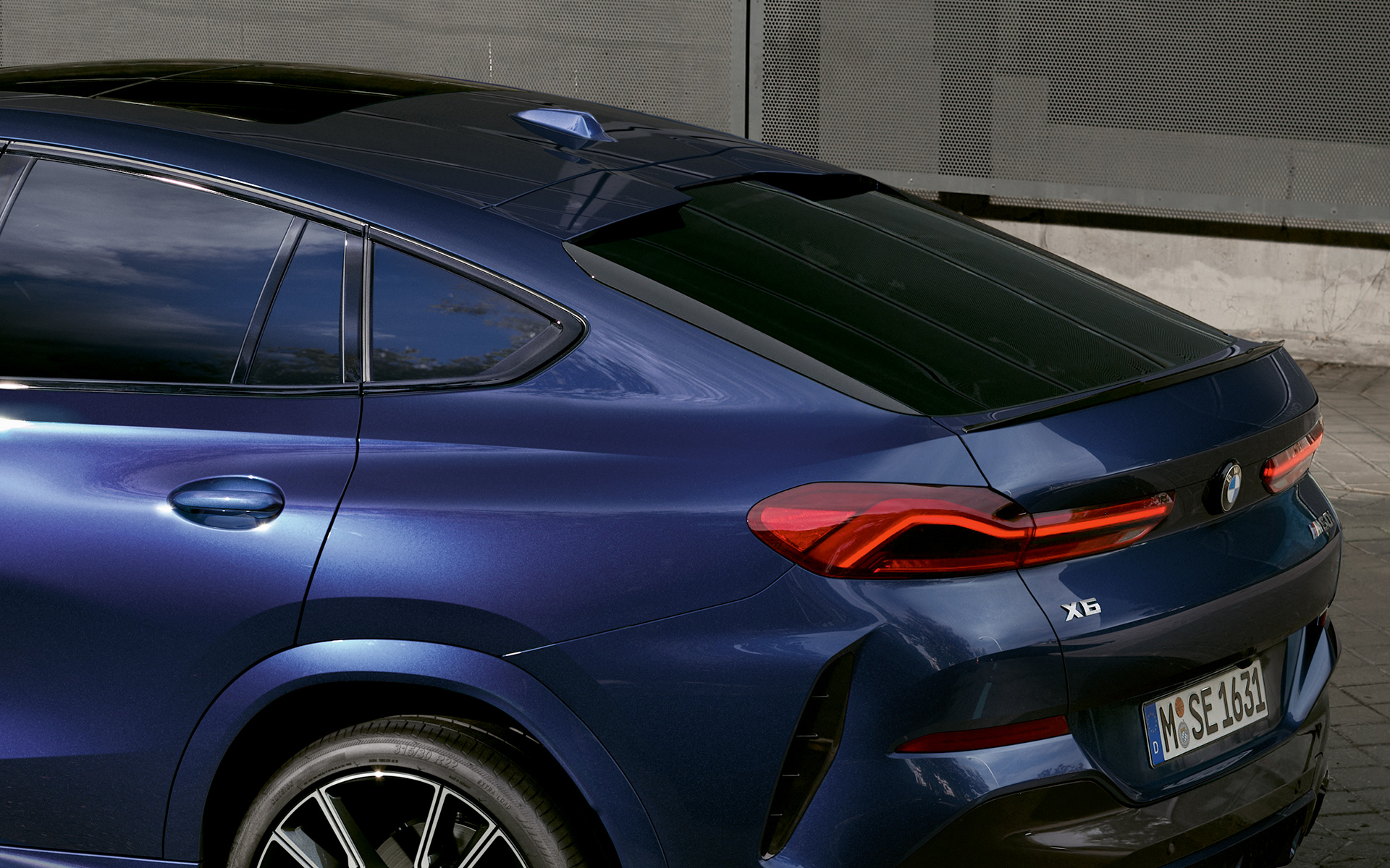 BMW X6 M60i xDrive G06 MP zadná časť BMW X6 M60i xDrive G06 MP zadná časť detailný pohľad