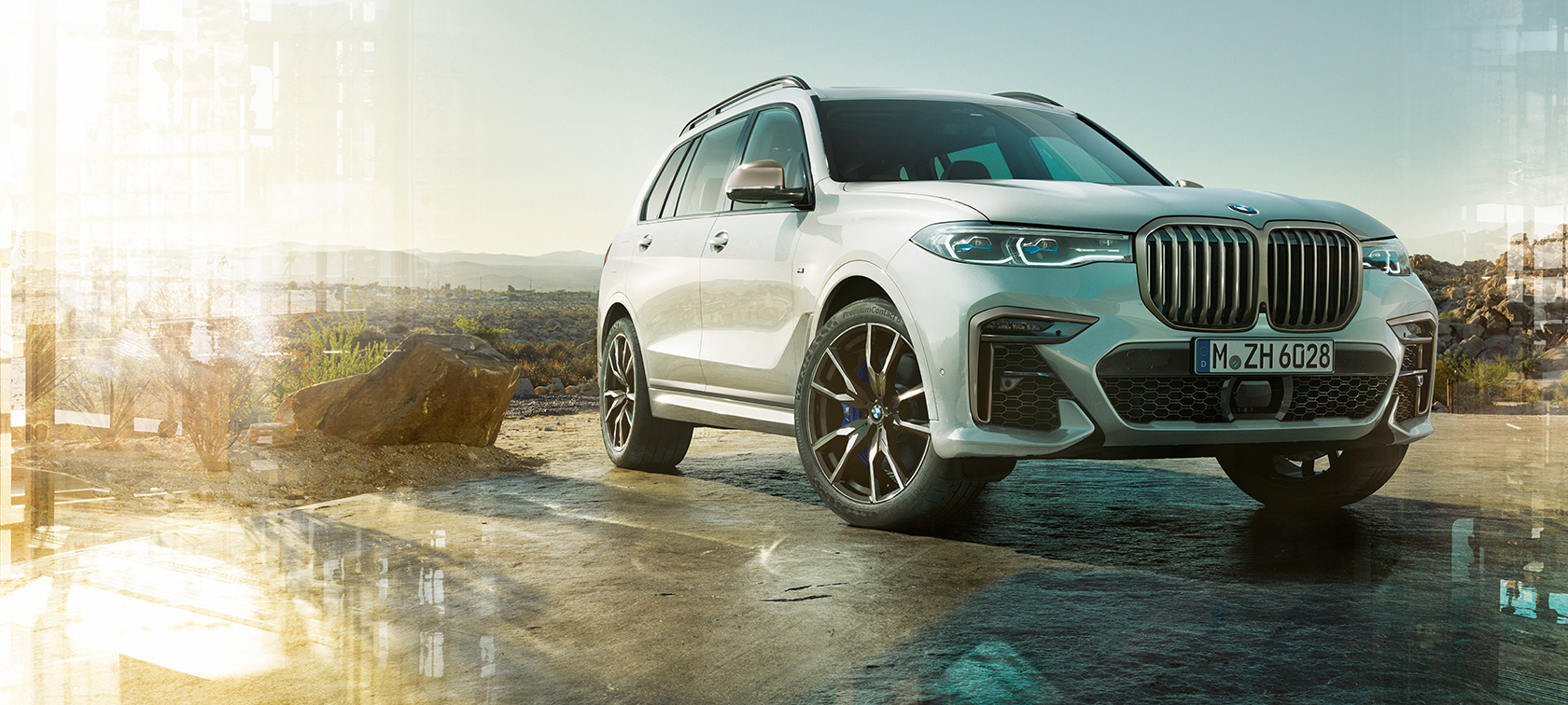 BMW X7 M, trojštvrťový predný pohľad zľava BMW X7 M vo farbe Mineral White, G07, stojace vozidlo, trojštvrťový predný pohľad zľava