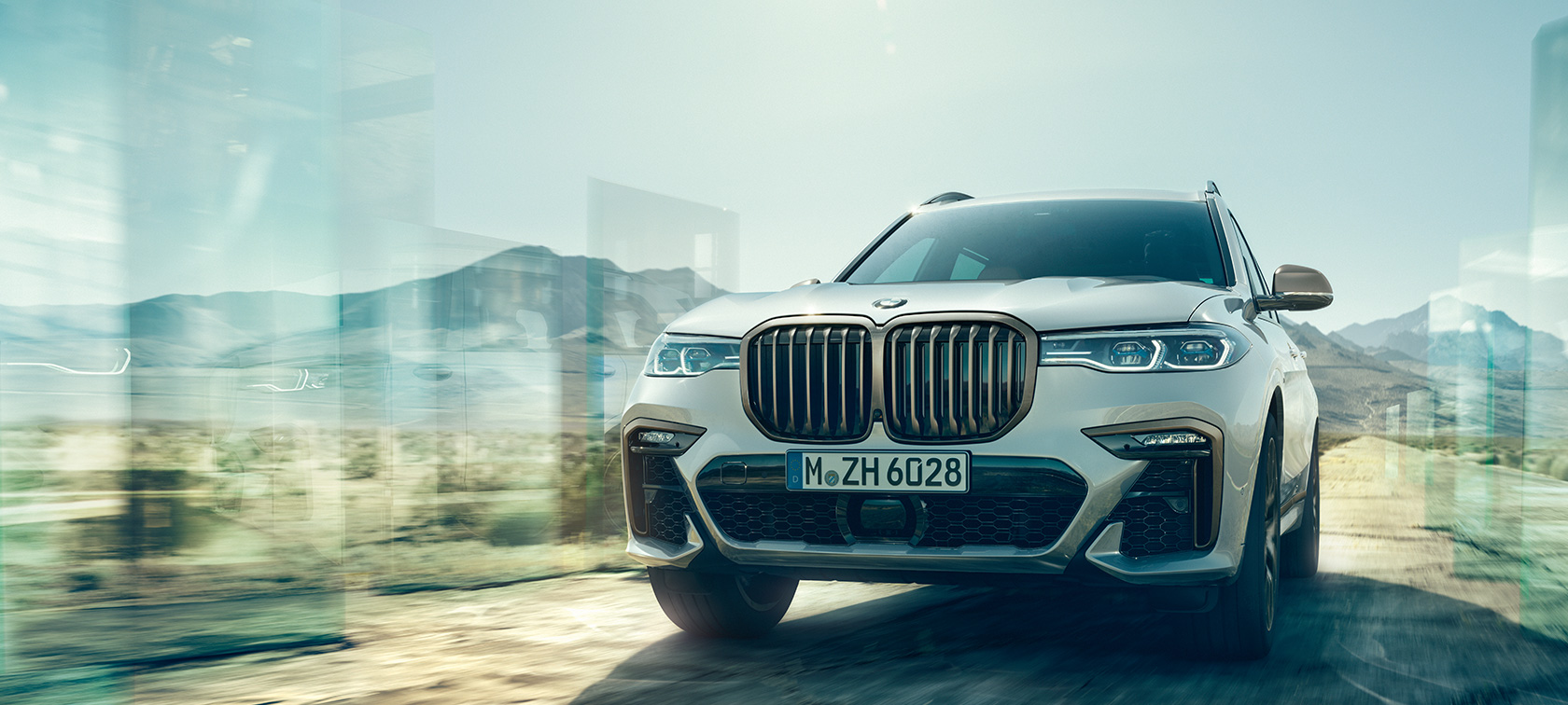 BMW X7 M50i, predný pohľad M automobil BMW X7 M50i vo farbe Mineral White, G07, stojaci, predný pohľad