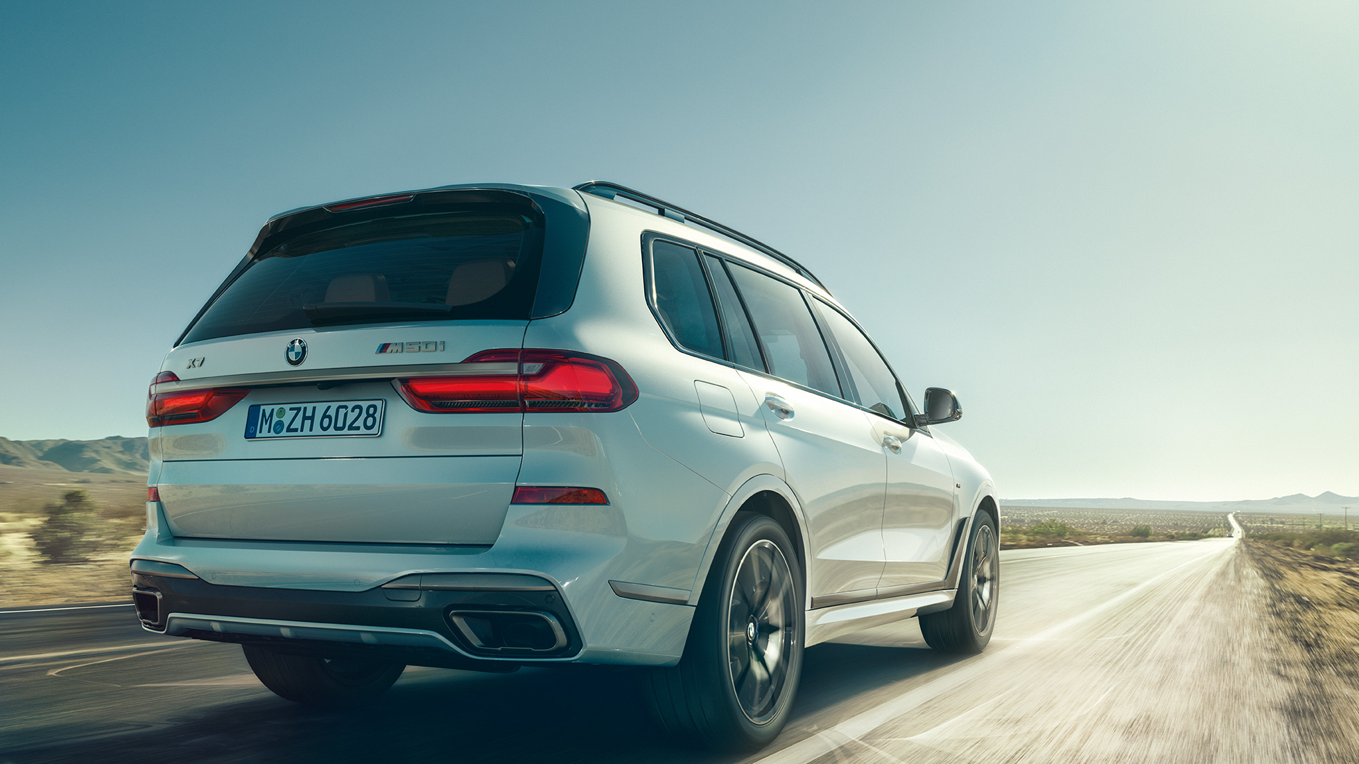 BMW X7 M50i, trojštvrťový zadný pohľad BMW X7 M50d vo farbe Mineral White, trojštvrťový zadný pohľad, G07, 2019
