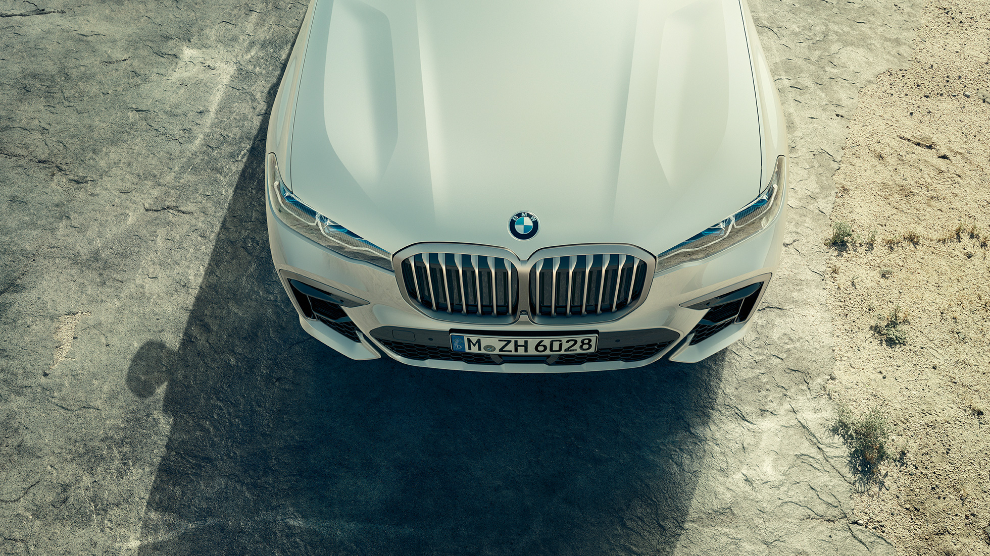 BMW X7 M automobily, predná časť s BMW mriežkou chladiča BMW X7 M automobily M50d a M50i, predná časť a kapota motora z pohľadu z vtáčej perspektívy, G07, 2019