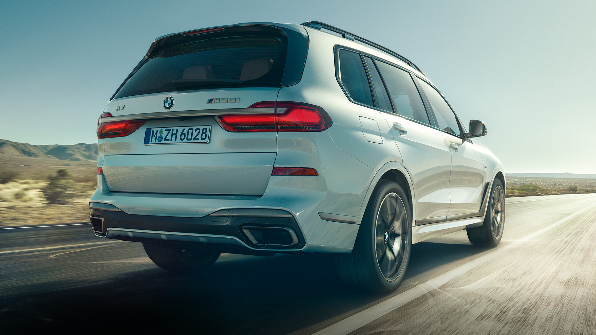 BMW X7 M50i, zadný pohľad BMW X7 M50i vo farbe Mineral White, jazdiace vozidlo, zadný pohľad, G07, 2019