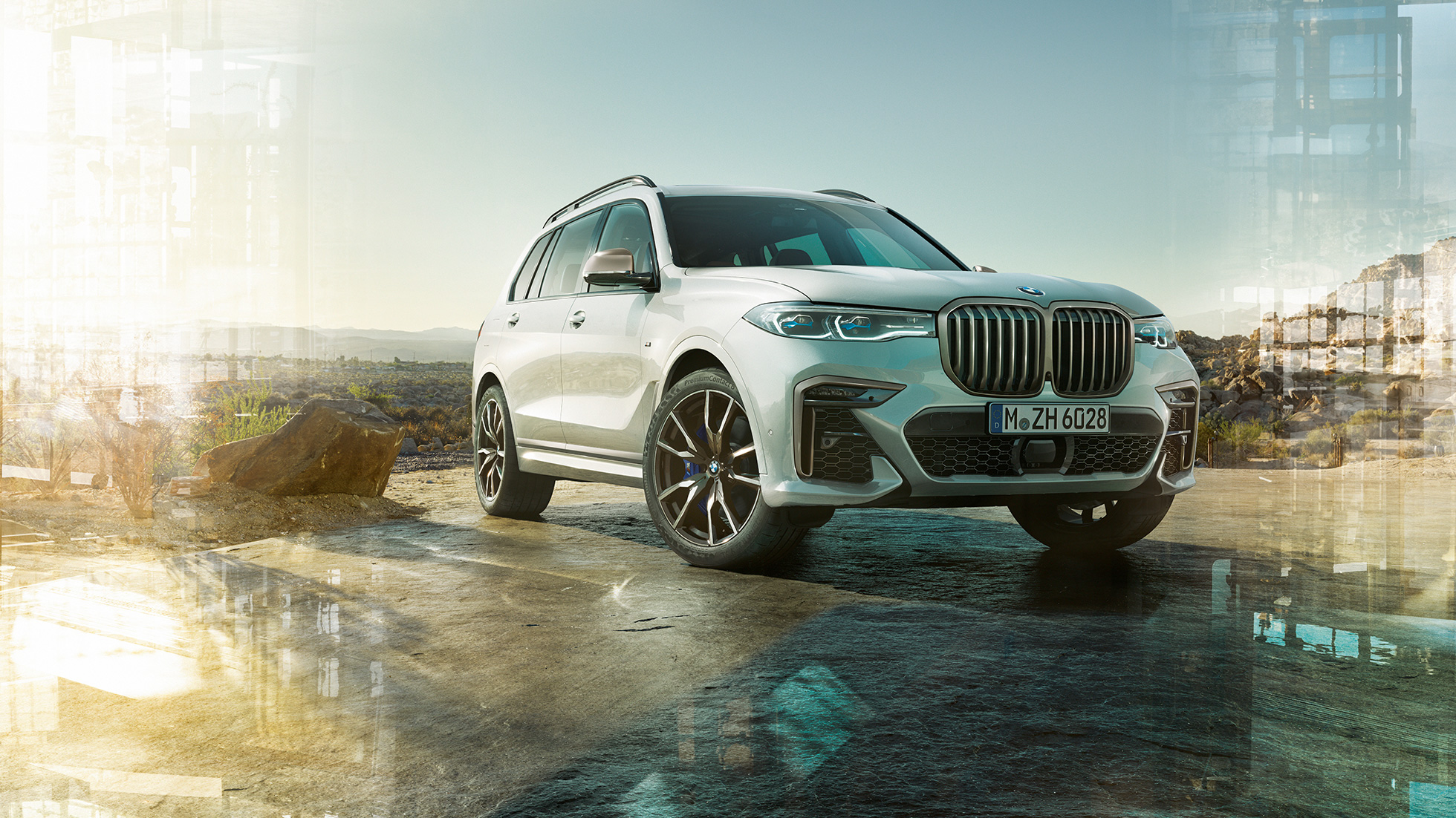 BMW X7 M, trojštvrťový predný pohľad BMW X7 M vo farbe Mineral White, stojace vozidlo, trojštvrťový predný pohľad, G07, 2019