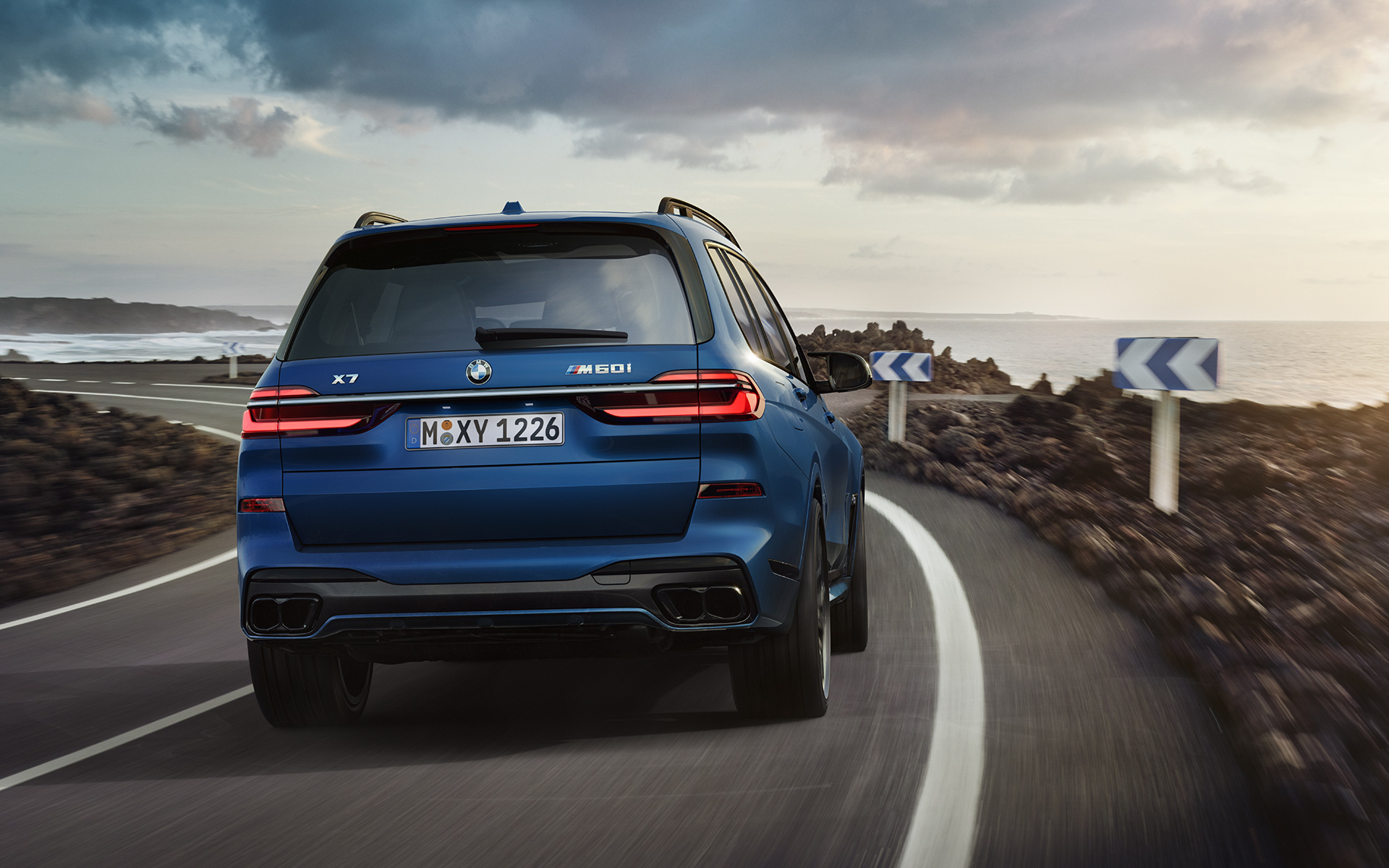 BMW X7 M60i xDrive G07 LCI Frozen Marina Bay Blue zadný pohľad jazdný