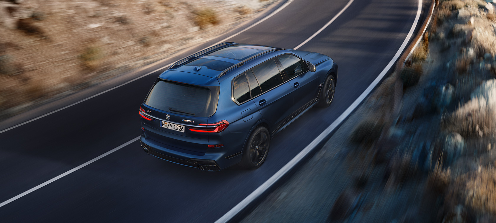 BMW X7 M60i xDrive G07 LCI Frozen Marina Bay Blue zadobočný pohľad zhora jazda na ceste