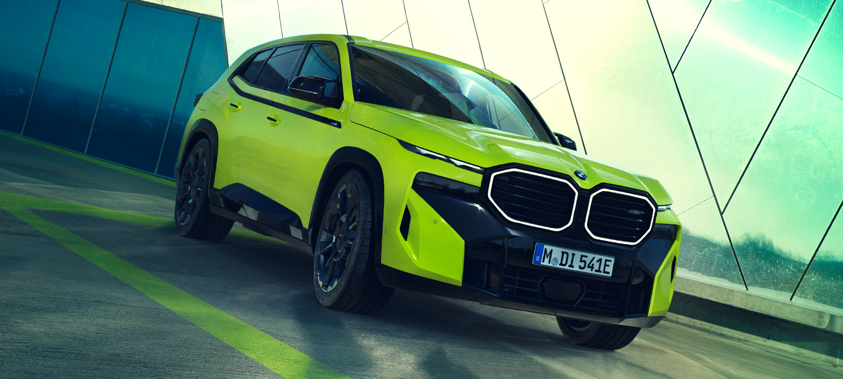 Parkovanie BMW XM 50e G09 v exteriéri