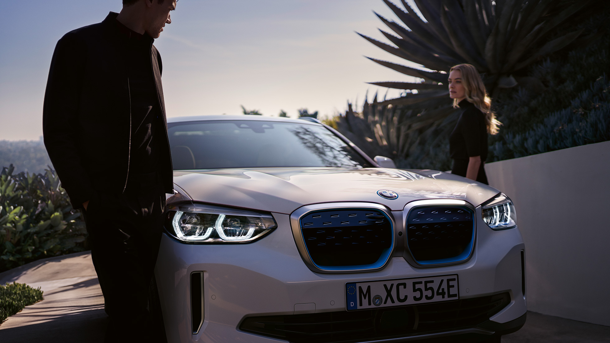 BMW iX3 G08 predobočný pohľad s BMW i obličkami BMW iX3 G08 2020 metalíza Mineral White predobočný pohľad s BMW i obličkami