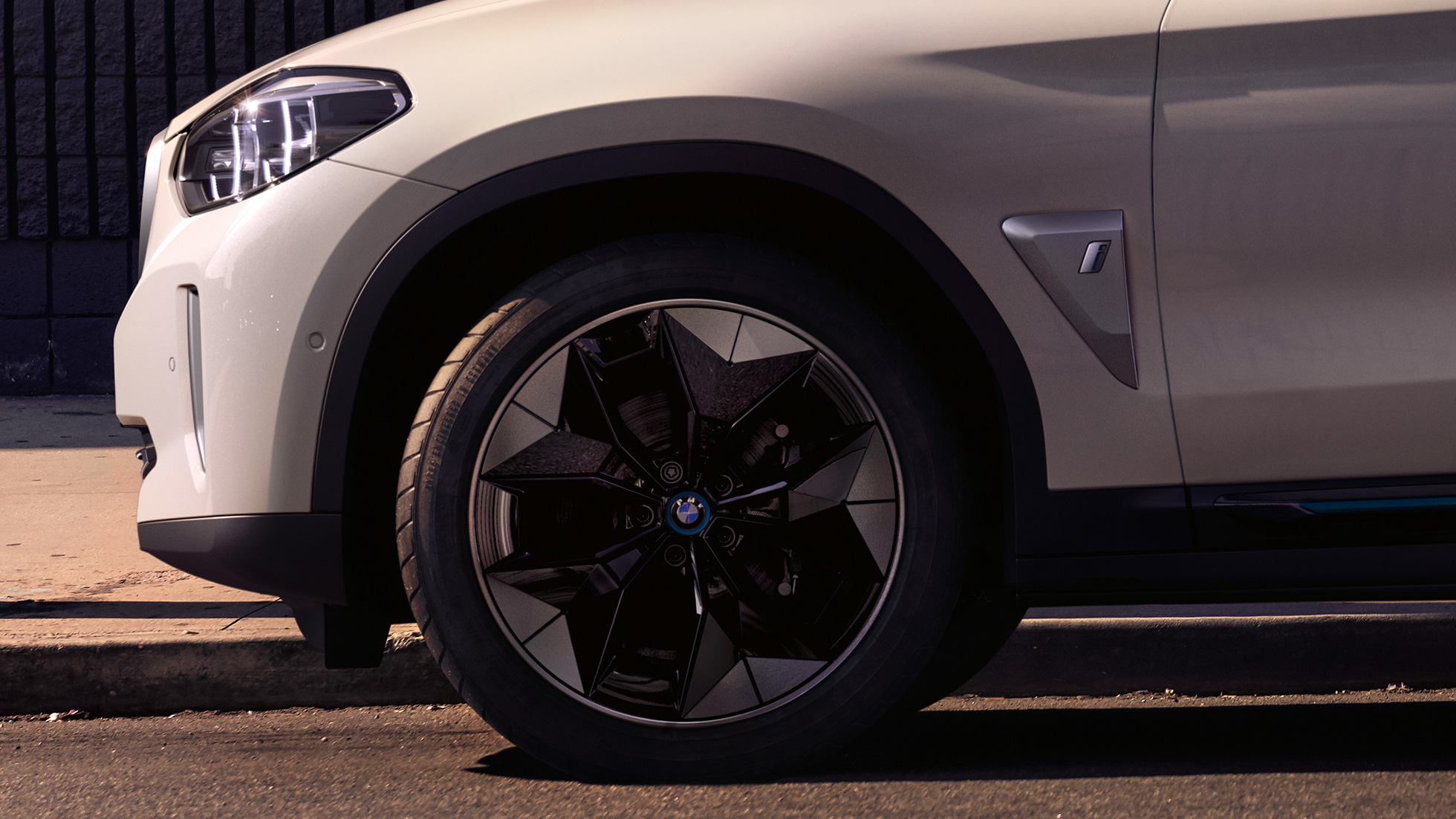 Aerodynamické kolesá BMW iX3 G08 detailný pohľad exteriér koleso Aerodynamické kolesá BMW iX3 G08 2020 metalíza Mineral White detailný pohľad exteriér koleso