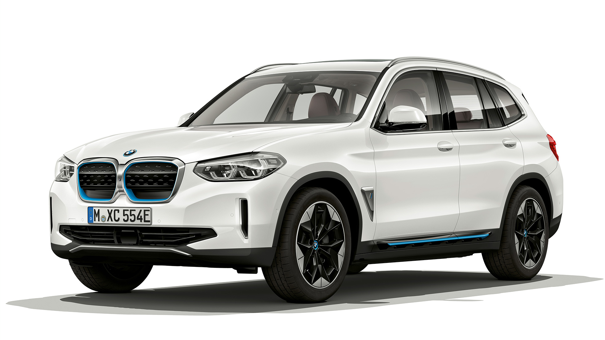 BMW iX3 G08 Model Impressive predobočný pohľad BMW iX3 G08 2020 Model Impressive metalíza Mineral White predobočný pohľad
