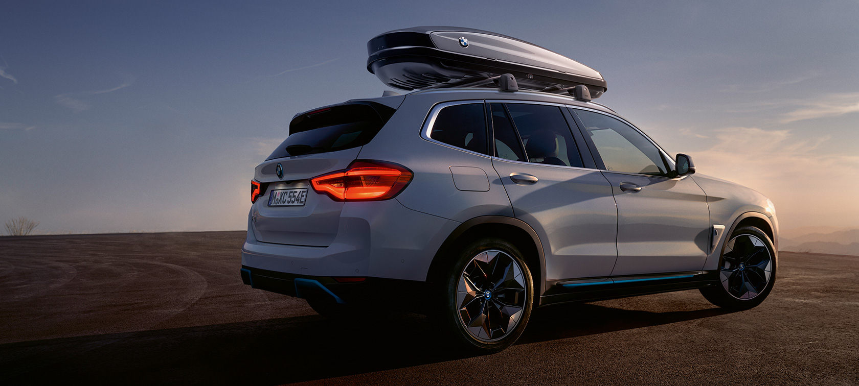 BMW iX3 G08 metalíza Mineral White zadobočný pohľad statický na ceste BMW iX3 G08 2020 metalíza Mineral White zadobočný pohľad statický na ceste