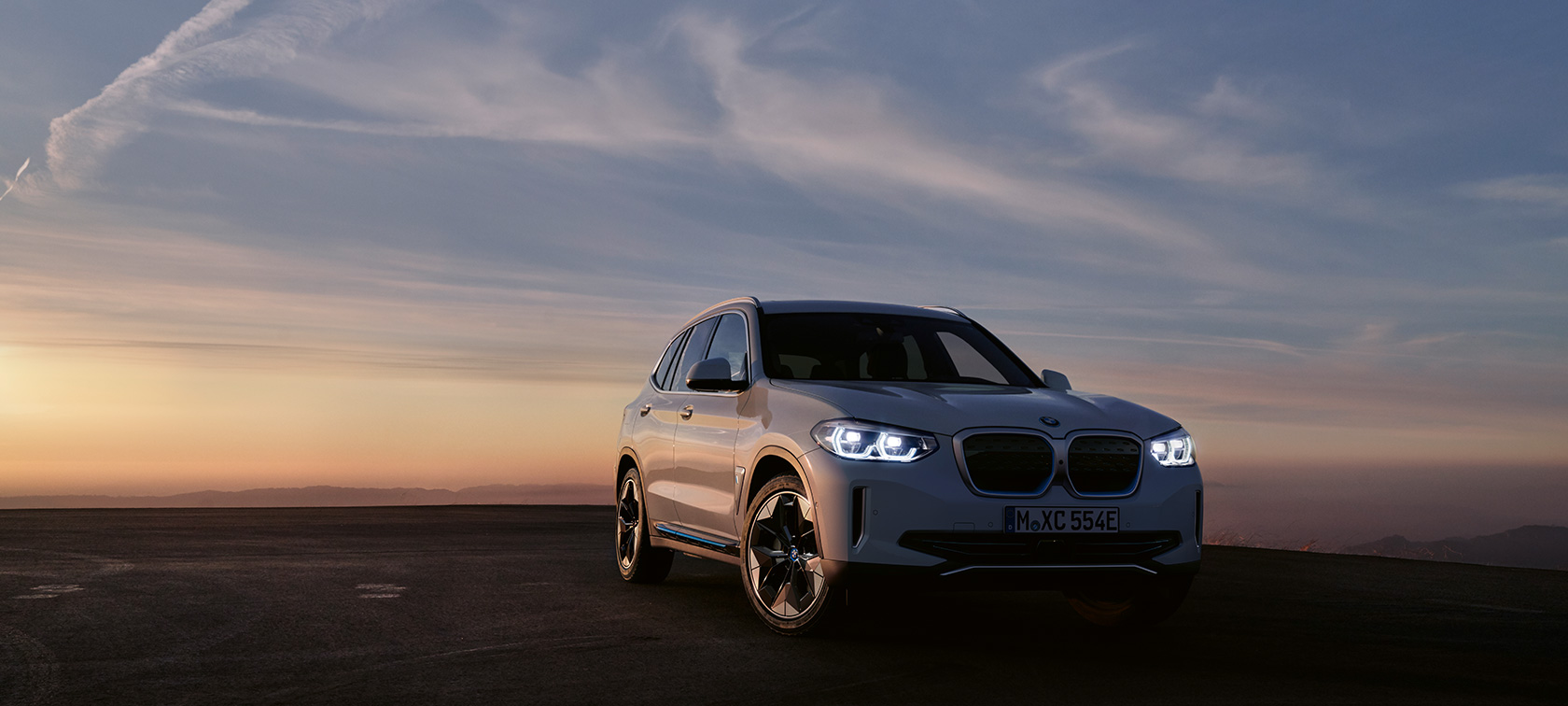BMW iX3 G08 2020 predobočný pohľad BMW iX3 G08 2020 predobočný pohľad statický večerný