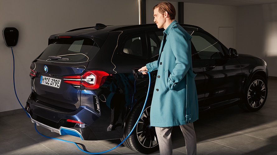 BMW iX3 G08 2021 elektrické SAV nabíjanie BMW iX3 G08 2021 elektrické SAV nabíjanie na vysokovýkonnej nabíjacej stanici