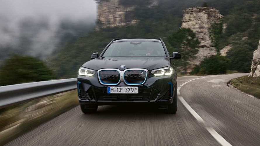 Predobočný pohľad jazdný BMW iX3 G08 M Carbon Black BMW iX3 G08 2021 M Carbon Black predobočný pohľad jazdný